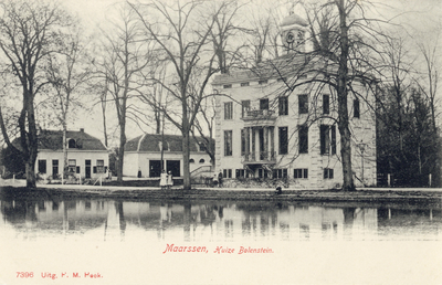 6706 Gezicht over de Vecht op het huis Bolenstein met poortgebouwen te Maarssen uit het noordwesten: rechter- en achterzijde.